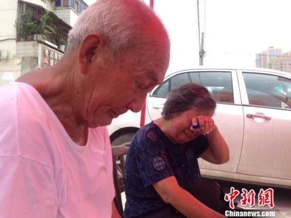 说到小孙女的病情，陈天青和老伴聂老师忍不住落泪，一再感谢好心人的帮助。 王云 摄