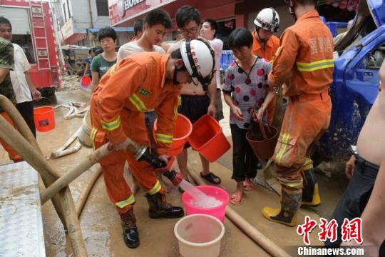 福州消防官兵为闽清县运送生活用水800吨。黄绿荣 摄