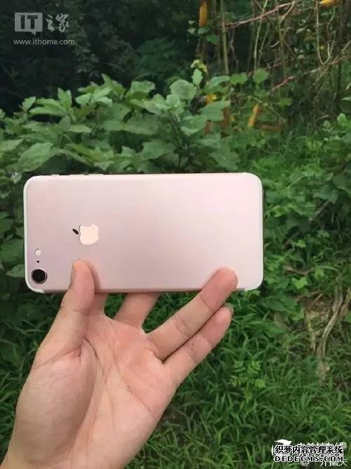 iPhone7 真机完全曝光 双版本信息量很大