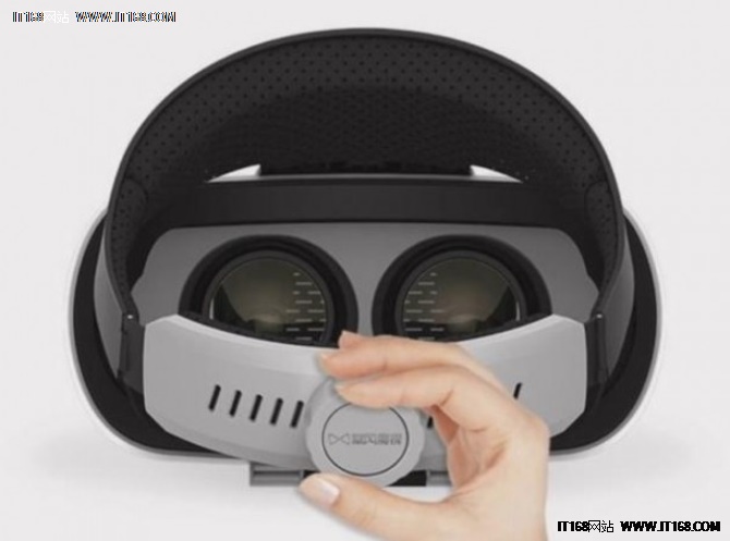 一名用户在体验VR模拟器