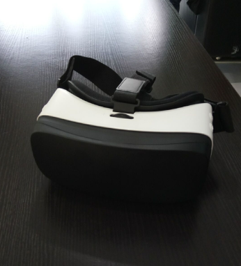 从图片上来看，这款VR一体式头戴设备的做工非常扎实，质感细腻。
