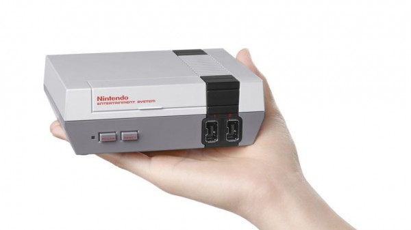 除了HDMI电缆，包装中还包括一个AC适配器和NES经典游戏手柄。另外，迷你版本还预装了30款经典游戏。一旦完成这些游戏，玩家还可以将NES经典游戏手柄连接到Wii遥控器，以便在Wii或Wii U上模拟运行NES游戏。
