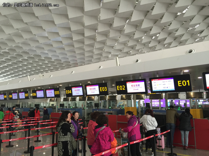 目前，新郑国际机场已成为国内除上海浦东、广州白云、深圳宝安机场之外的第四大货运机场。加上T2航站楼的建成使用，机场和乘客对航班信息发布、多媒体信息发布、商业广告展示等需求越来越高， 而NEC工程显示器的入驻满足了机场亮丽、清晰、稳定、可靠的显示需求，给乘客带来极大的“安全感”。