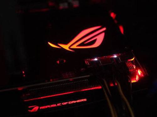 华硕 ROG STRIX GeForce GTX 1080拥有比公版更高的频率和性能，采用全新Pascal架构的GP104-400核心，其拥有顶尖的核心频率：1785-1936MHz，对比公版提升了200MHz。显存方面，搭载了8GB极速GDDR5X显存，位宽256bit，显存频率达到10GHz。供电方面采用8+2相SAP II超合金供电设计，远超公版的5+1相供电设计。SAP II可有效降低功率损耗，而且散热效果还能得到显著提升。