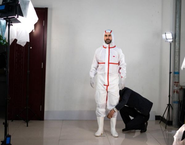 乔纳森·科斯-瑞德试穿《再见霹雳》的戏服。（ 美国《纽约时报》网站）