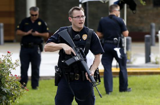 美国路易斯安那州首府巴吞鲁日7月17日上午发生一起枪击袭警事件，造成3名警察死亡、数人受伤。警察和特警赶往现场警戒。