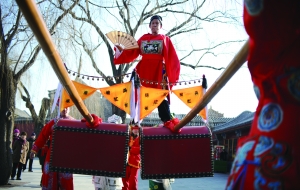 2012年初三，会头黄荣贵带着民间艺人们在北海公园表演“兵部杠箱会”，这是“杠箱”艺术成为市级非物质文化遗产后首次亮相民间庙会（资料图）。 北京晨报记者 王巍/摄