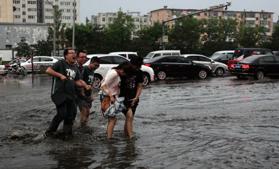 而由于强降雨的原因，导致太原市多条路段积水严重，给早高峰的交通出行带来影响。根据高德地图交通大数据显示，太原今日拥堵延时指数达到4.24(截止到7月19日上午10时)，相比昨日拥堵程度上涨168.46%，同比上周周二，拥堵程度上涨172.68%，属于全城严重拥堵状态。