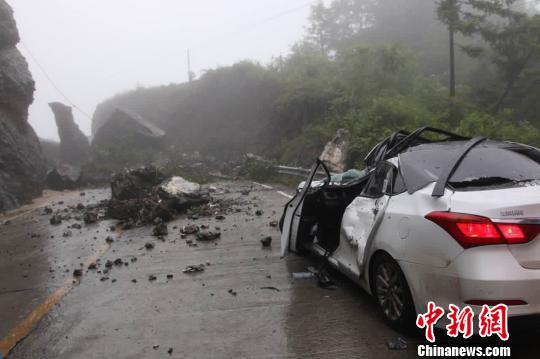 五峰县多处道路被洪水损毁 严晓冬 摄