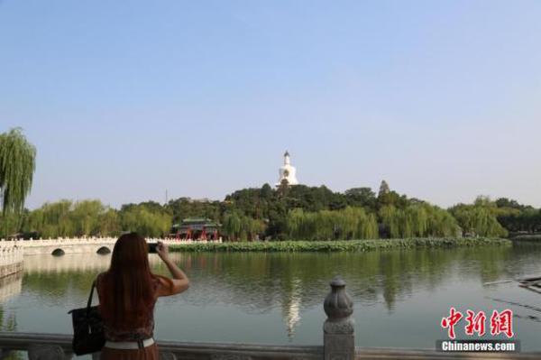 资料图：蓝天下的北京北海公园。 中新社发 刘宪国 摄