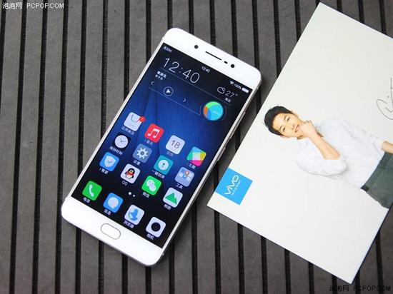 配置方面，vivo X7 Plus搭载骁龙652处理器，4GB RAM 64GB ROM内存组合，拥有一块5.7英寸的1080p分辨率屏幕，搭配前后双1600万像素的两枚摄像头，主镜头采用索尼IMX 298传感器，前镜头支持Moonlight柔光灯。电池容量4000mAh并支持双引擎闪充，支持前置指纹Home键、双卡双待及全网通4G网络制式。