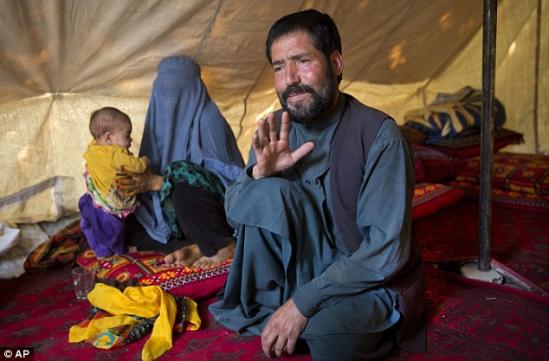 7月18日报道，阿富汗，一名怀孕的14岁女孩Zarah被她丈夫的父母折磨并烧死，因为她45岁的父亲与她丈夫的表妹私奔了。图为悲伤的父亲Mohammad Azam周一来到了阿富汗首都喀布尔，为女儿的死伸张正义。