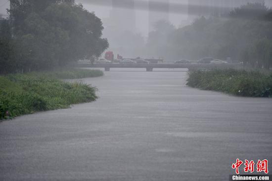 北京市气象台发布暴雨预警，预计本市大部分地区有暴雨、局地大暴雨。中新网记者 金硕 摄