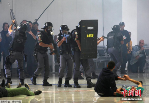 当地时间7月21日，巴西警方在圣保罗州圣若泽杜斯坎普斯市举行奥运安保演练，模拟机场出现劫持人质事件。