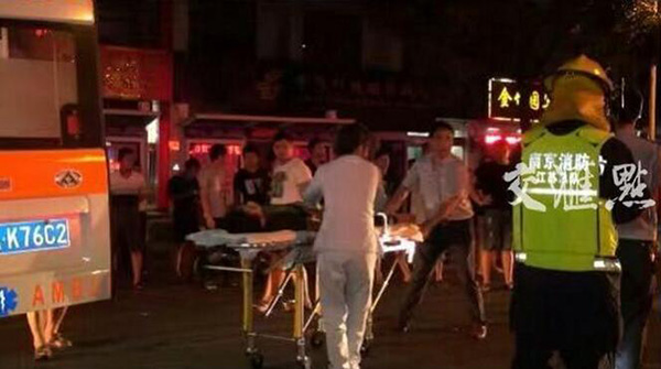 江苏南京一辆轿车连撞路边数个小吃摊，已致2人死亡多人受伤