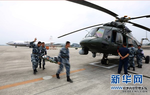 西部战区空军首次组织多机种空运医疗救护演练