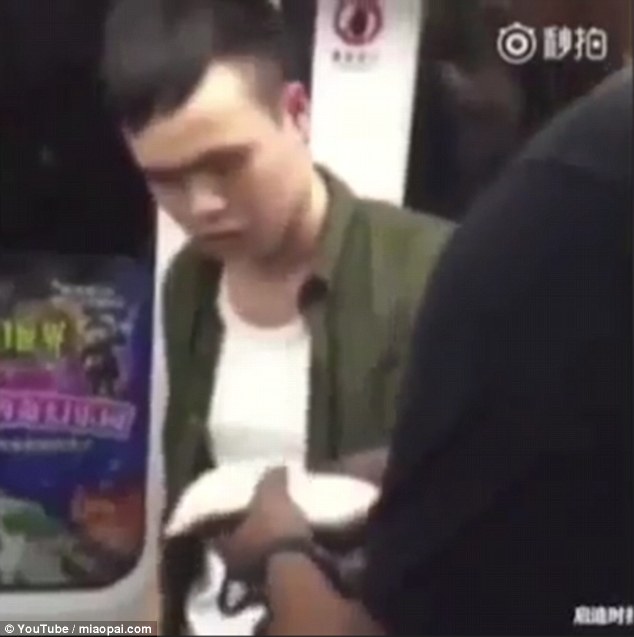 只见这名黑人男子一边掌掴中国男子，一边咆哮道：“你再说一次试试？！”这名中国男子被打到蹲到地上，看起来非常痛苦。