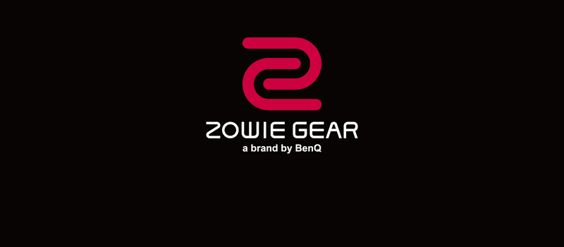 说起明基BenQ和ZOWIE GEAR的渊源最早可追溯到2006年。那时市场上找不到为电竞玩家而生的专业显示器。明基作为全球电竞赛事支持者、显示技术领域领导者，越发清楚自己的角色与责任，毕竟CRT时代悄然远离，开发最适合玩家的专业装备迫在眉睫，而彼时日渐雏形并在后来声震全球的ZOWIE GEAR专业电竞装备品牌，集合了HeatoN、SpawN等多位传奇职业选手。前者拥有拔尖技术能力，后者谙熟玩家需求，彼此100%互信合作，成就了BenQ与ZOWIE GEAR的十年佳话。