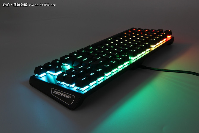 镭拓MXX RGB游戏机械键盘创新的让用户能更方便的设置组合式灯效。在镭拓MXX RGB上可分别调节“背景灯(back light)”与“输入灯(key light)”，并且可同时展现二者组合叠加后的灯效。