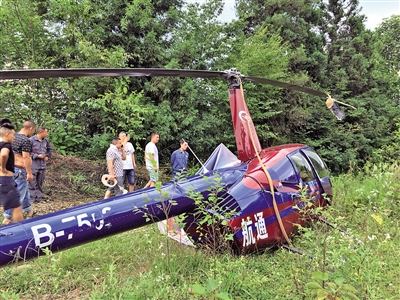 直升机被吊移公路。