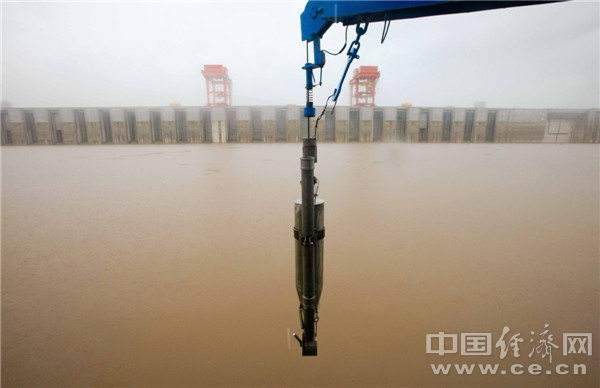 暴雨中的水文测轮正在三峡坝前水域进行水文测验。孙荣刚摄