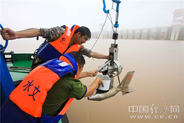 暴雨中的水文测轮正在三峡坝前水域进行水文测验。孙荣刚摄