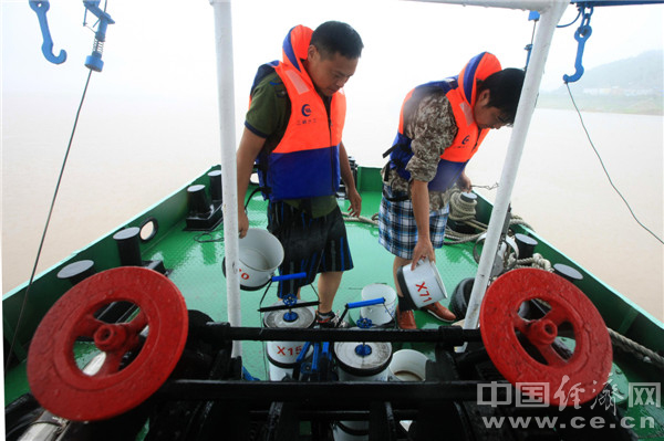 暴雨中的水文测轮正在三峡坝前水域进行水文测验。孙荣刚摄