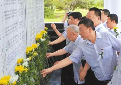 7月22日，抵达唐山陡河电厂陵园的部分遇难者家属为遇难者献花。