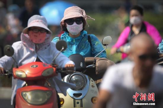 7月25日，中央气象台继续发布高温橙色预警，25日至27日，江南、华南、江淮、江汉、黄淮、等地最高气温可达35-39℃，部分地区最高气温可达40-41℃。 中新社记者 泱波 摄