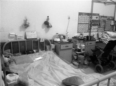 博博的病床上还摆放着各种玩具 摄影/实习记者 唐凯利