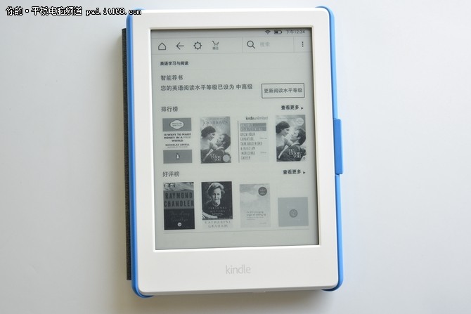 这款全新的Kindle电子书阅读器屏幕尺寸为6英寸墨水屏，像素密度为167ppi，运行内存512MB，相比上一代翻了一番，进一步提升了运行速度；存储容量为4GB，上千本随身携带没问题；在外形尺寸方面，全新的Kindle相比上一代在厚度上薄了11%，重量上轻了16%，在单手握持上有了更好的体验，即便长时间看书，也不会觉得累。