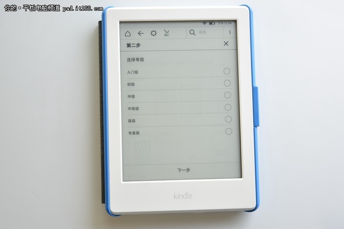 这款全新的Kindle电子书阅读器屏幕尺寸为6英寸墨水屏，像素密度为167ppi，运行内存512MB，相比上一代翻了一番，进一步提升了运行速度；存储容量为4GB，上千本随身携带没问题；在外形尺寸方面，全新的Kindle相比上一代在厚度上薄了11%，重量上轻了16%，在单手握持上有了更好的体验，即便长时间看书，也不会觉得累。