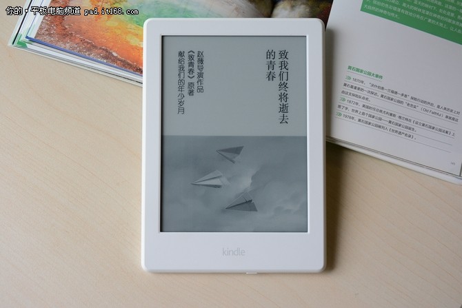 这款全新的Kindle电子书阅读器屏幕尺寸为6英寸墨水屏，像素密度为167ppi，运行内存512MB，相比上一代翻了一番，进一步提升了运行速度；存储容量为4GB，上千本随身携带没问题；在外形尺寸方面，全新的Kindle相比上一代在厚度上薄了11%，重量上轻了16%，在单手握持上有了更好的体验，即便长时间看书，也不会觉得累。