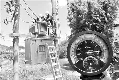上图 7月28日，江西安远县供电公司员工拿着温度表测量温度，前方员工正在拉紧电缆、搬运器械、蹬梯作业。为应对连日高温，该供电公司加大设备及线路巡视，确保夏季用电。陈跃星摄