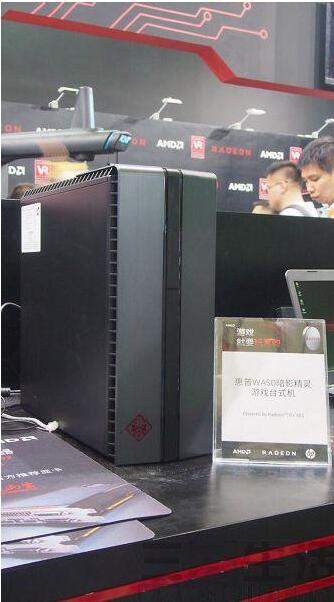 来自联想的Lenovo Y900高端游戏主机整体采用了劲酷的设计风格，红黑配色和碳纤维处理表面中部以红色的Y系列Logo点缀，在启动时会发出红色的灯光显现出略带神秘的科技感。为了确保Lenovo Y900可以带给玩家强劲的游戏体验，这款高端游戏台式机也选择了AMD最新Radeon RX 480显卡作为游戏引擎，性能更强，功耗更低；可以让玩家获得逼真的游戏体验。