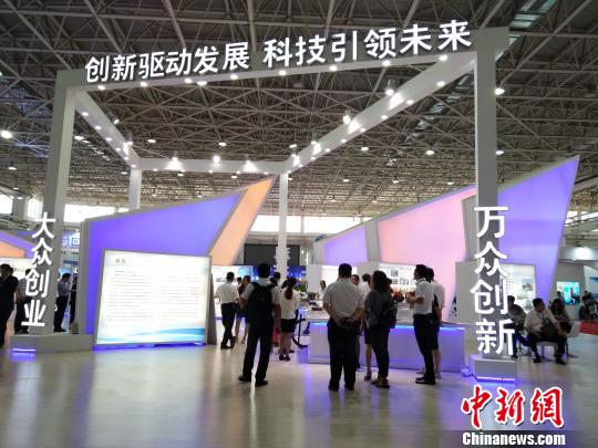 图为呼和浩特市首届科博会展会现场。 张瑾娴 摄