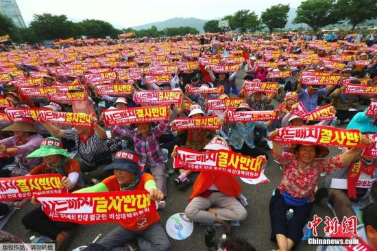 资料图：当地时间2016年7月13日，韩国星州郡，民众高喊口号集会，反对美军在韩部署“萨德”防导系统（THAAD）。