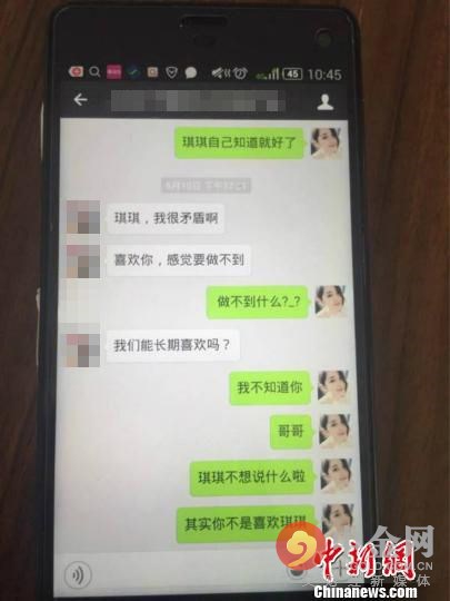 业务员按照“话术”步骤，主动言语挑逗示好，让被害人错认为在网上交了一个女友。 警方供图中新网南京7月29日电 ，记者29日从无锡市公安局新吴分局获悉，该局现已捣毁一个特大新型网络诈骗团伙，抓获嫌疑人52名(其中29人被刑拘)，破获案件70余起。据警方通报，这个团伙藏身无锡新吴区已有1年，在这期间，该团伙雇佣大量男员工伪装成“白富美”，面向全国22个省份实施诈骗，涉案额逾百万元人民币。