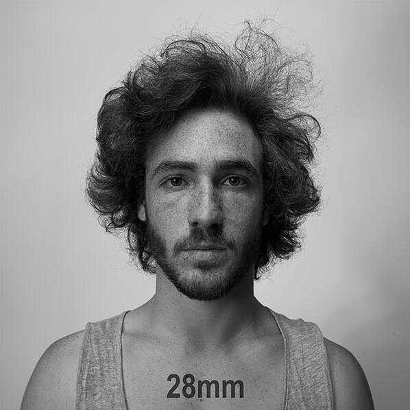 Dan Vojtech分别使用20mm、24mm、28mm、50mm、70mm、105mm、150mm和200mm一共9款镜头在室内拍摄了人物脸部特写，可以看出随着焦距的增长，由于空间压缩的关系，人物脸部会显得越来越胖，而在广角端拍摄的时候，因为近大远小的道理，相对来说人物脸部会更有立体感。