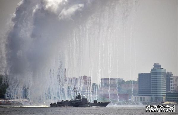 众多新舰亮相俄海军日阅兵 普京参观功勋巡洋舰