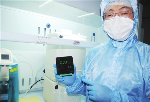 中科院苏州医工所研发的甲醛浓度检测仪像台小电子钟，检测甲醛浓度只需1秒钟。周建越/摄