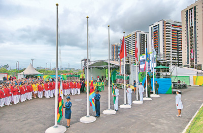 8月3日，中国代表团在巴西里约奥运村举行隆重的升旗仪式。