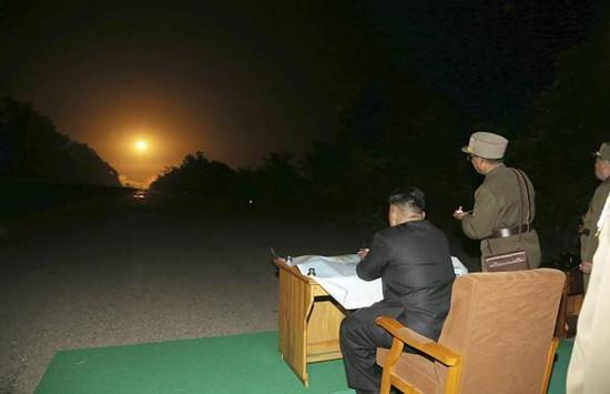 朝鲜经常进行导弹和其开奖直播武器试验，近期的朝鲜弹道导弹试射被认为与韩国宣布接受美国部署萨德反导导弹有关，由于美国计划于2017年年底在韩国部署先进的导弹防御系统，朝鲜对此表示愤怒且认为受到威胁，因此，朝鲜3日发射一枚弹道导弹以示不满。
