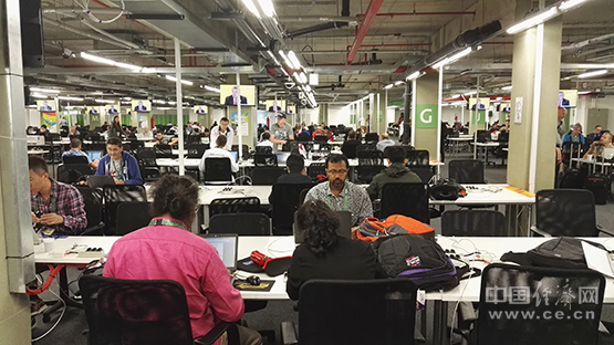 各国媒体记者在奥运新闻中心里忙碌地工作。中国经济网记者 徐惠喜/摄