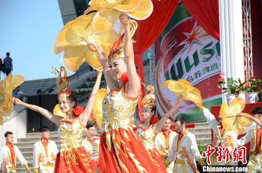 本届新疆乌苏啤酒节的主题为“畅享啤酒节醉美乌苏梦”。活动以啤酒为媒介，融经贸、旅游、文化、体育等活动于一体，突出乌苏的特色，突出城市休闲文化。 闫文陆 摄