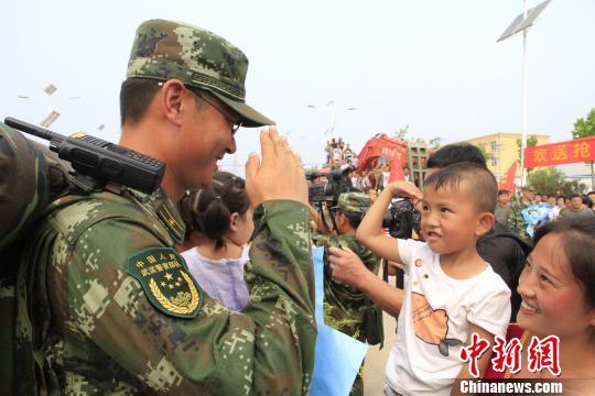 河北邢台千余名民众用自己最朴实的方式向抗洪官兵们致谢 朱贵平 摄