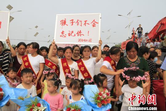 河北邢台千余名民众用自己最朴实的方式向抗洪官兵们致谢 朱贵平 摄