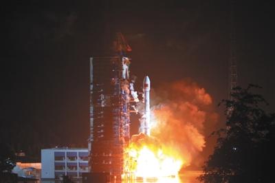 昨日，西昌卫星发射中心，长征三号乙运载火箭成功将天通一号01星发射升空，这是我国卫星移动通信系统首发星。新华社发