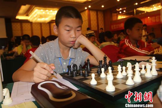 2016年全国青少年国际象棋锦标赛团体中，小棋手进行对弈。 张茜翼 摄