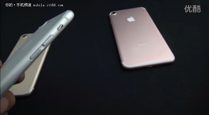 这次亮相的分别是金色版的iPhone7、玫瑰金iPhone7 Plus和银色版的iPhone7 Pro。其中iPhone7和iPhone7 Plus的尺寸差很明显，分别为4.7英寸和5.5英寸，而iPhone7 Pro则是机身背部后置双摄像头，尺寸与iPhone7 Plus保持一致。